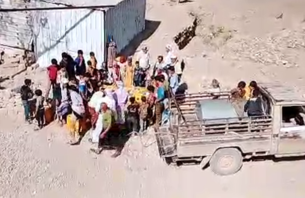 إصطفاف المواطنين بجانب إحدى السيارات التي تقوم بتوزيع خزان ماء من متبرعين