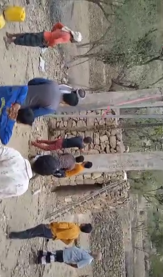 محاولة المواطنين القيام بعملية صيانة