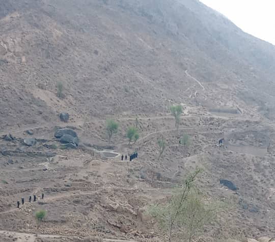 رحلة النساء بين الجبال الوعرة أثناء جلب الماء من مناطق بعيدة