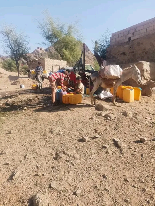 جلب الماء بواسطة الحمير لعدم قدرة المواطنين على شراء الوايتات
